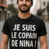 T-shirt humoristique Petit ami avec prénom personnalisé avec le texte JE SUIS LE COPAIN DE NINA !