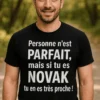 T-shirt humoristique Presque parfait avec prénom personnalisé avec message drôle NOVAK