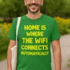 T-shirt humoristique Wifi à la maison avec slogan HOME IS WHERE THE WiFi CONNECTS AUTOMATICALLY
