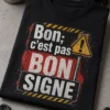 T-shirt grunge typographique avec le slogan Bon, c’est pas bon signe, style usé, lisible et réactif.