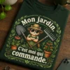 T-shirt jardinage avec slogan Mon jardin. C’est moi qui commande., outils croisés et ambiance rustique de jardin