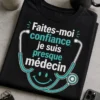 T-shirt médecin Québec avec slogan Faites-moi confiance, je suis presque médecin et motif stéthoscope minimaliste