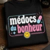 T-shirt humoristique avec slogan médocs du bonheur en typographie rétro moderne, style cadeau drôle