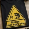 T-shirt pêche avec triangle d’avertissement jaune, poisson et canne à pêche, slogan Attention : risque de parler pêche