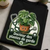 T-shirt humour plante avec badge clinique, pot en terre cuite, stéthoscope autour de la plante et slogan Docteur des plantes de garde