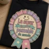 T-shirt humour sœur avec rosette décalée et slogan La sœur la plus passable du monde, style trophée ironique pastel