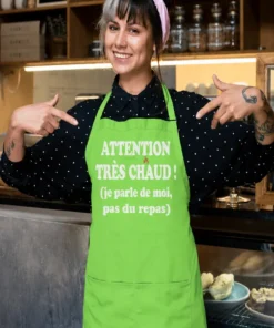 Tablier humoristique Attention très chaud avec message drôle pour cuisiner et offrir