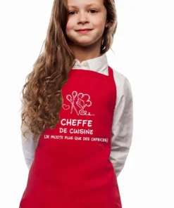 Tablier humoristique Petite cheffe de cuisine avec le texte CHEFFE DE CUISINE (JE MIJOTE PLUS QUE DES CAPRICES)